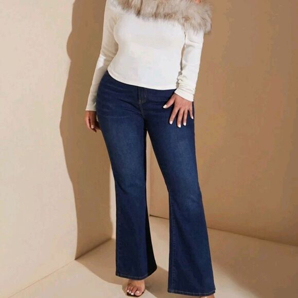 Elegant Off-Shoulder White Sweater with Faux Fur Trim 3X - Picture 5 of 7